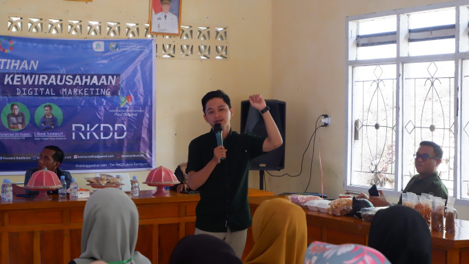 Pelatihan desain grafis untuk meningkatkan pemasaran produk