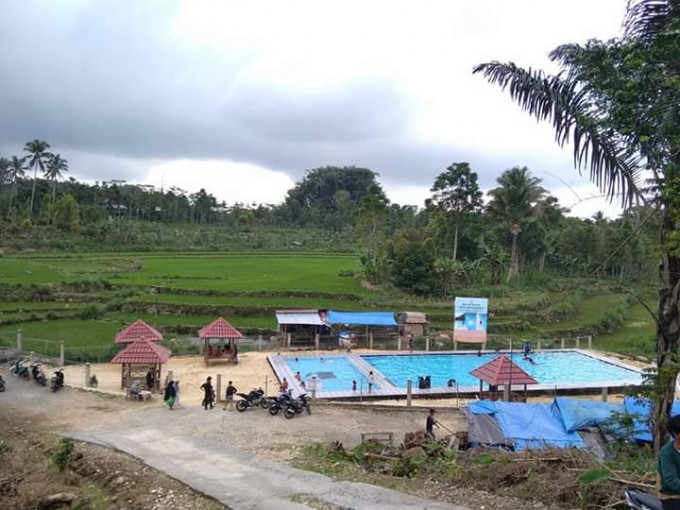 Foto Wisata Kolam renang wae Hongkong-1